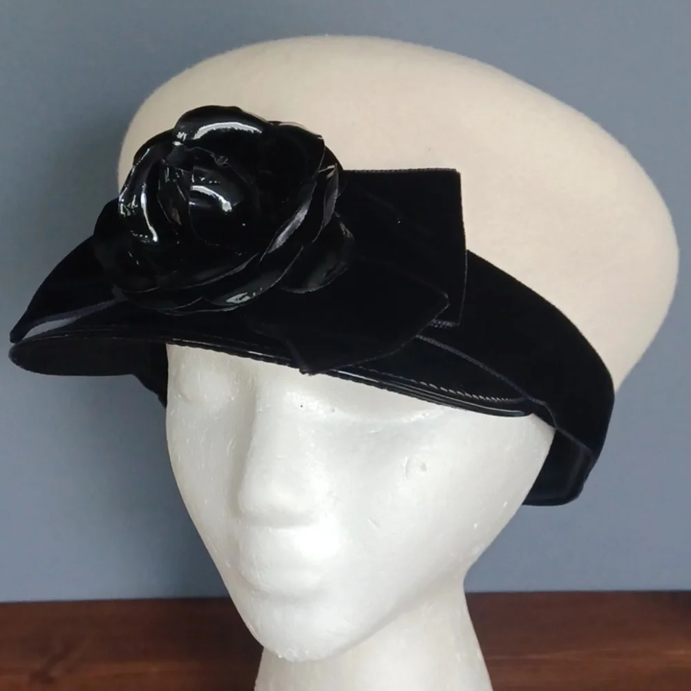 Eric Javits Cream Wool Beret with Black Velvet Flower Trim - Picture 14 of 15